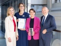 Verleihung des „Helga-Stödter-Preises der Handelskammer Hamburg“ 
am 19. September 2024
an Hamburger
Energienetze GmbH, Karin Pfäffle, Geschäftsführerin, und Juliane
Hakelberg, Fachbereichsleiterin Informationsmanagement von Herr Präses Prof. Aust und ein Vertreter der Stödter-Stiftung 
Informationsmanagement.