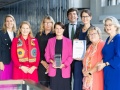 Verleihung des „Helga-Stödter-Preises der Handelskammer Hamburg“ 
am 19. September 2024, Moderation Charlotte Parnack, stellv. Chefredakteurin der
Wochenzeitung DIE ZEIT im Interview mit Hamburger
Energienetze GmbH, Karin Pfäffle, Geschäftsführerin, und Juliane
Hakelberg, Fachbereichsleiterin Informationsmanagement