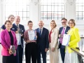 Verleihung des „Helga-Stödter-Preises der Handelskammer Hamburg“ 
am 19. September 2024
Gruppenfoto aller Preisträger, Saint Brand GmbH,
André Klein und Cornelia Wagner, Managing Directors, UMCO GmbH,
Anika Biehl und Ulf Christoph Inzelmann, beide geschäftsführende
Gesellschafter, Hamburger
Energienetze GmbH, Karin Pfäffle, Geschäftsführerin, und Juliane
Hakelberg, Fachbereichsleiterin Informationsmanagement, 
Herr Präses Prof. Aust, Frau Vizepräses Haug