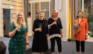 Jeanette Gonnermann, Geschäftsführerin der Handelskammer Hamburg, mit Ulrike v. Sobbe, Ulrike Teschke und Birthe Böckel-Stödter, Helga Stödter-Stiftung